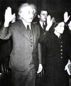 Albert Einstein med sin stedatter Margot avla ed om amerikansk statsborgerskap, New Jersey av Unknown photographer