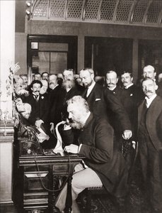 Alexandre Graham Bell (1847-1922) ved innvielsen av langdistanselinjen fra New York til Chicago, 18. oktober av Unknown photographer