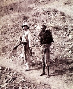 En italiensk soldat og en abessinisk fange på veien til Ghinda. av Unknown photographer