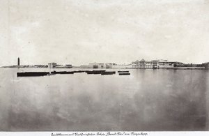 Båter midt i havet med en del av byen Alexandria i bakgrunnen, i Egypt av Unknown photographer