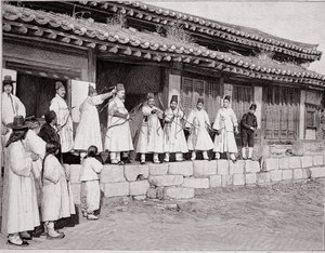 Bueskyttere i det gamle palasset i Seoul, Korea, slutten av 1800-tallet av Unknown photographer