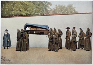 Brødre til en veldedig syltetøy som frakter en syk person til sykehuset, Italia, sent på 1800-tallet. av Unknown photographer