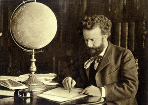 Camille Flammarion ved arbeidsbordet sitt av Unknown photographer