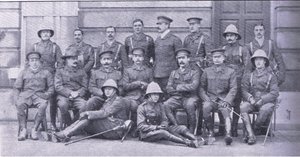 Oberst Owen, major Boole-Smith og de andre offiserene fra Dragoon Guards, fra After Pretoria: The Guerilla War utgitt av Harmsworth Bros Limited av Unknown photographer