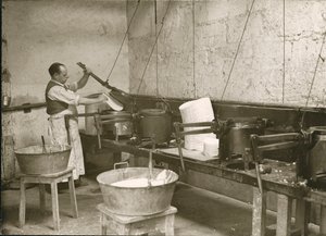Frankrike, Centre, Indre-et-Loire (37), Turer: Laboratoire Metadier: en mann forbereder formene for å lage Kalmines tabletter av Unknown photographer