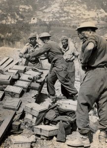 Tyske miner løftet av sappere fra den sjette sørafrikanske panserdivisjonen mens de ryddet motorveien og området rundt i Vado under den nye allierte fremrykningen av Unknown photographer