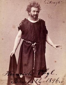Den tyske tenoren Heinrich Vogl (1845 - 1900) som Loge i Richard Wagners "Siegfried" i Bayreuth. 1896 av Unknown photographer