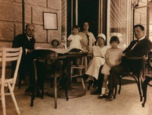Gruppe mennesker fotografert på en kafé i Pula av Unknown photographer