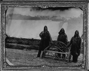 Gruppeportrett ved Niagara Falls, ca. 1855 (helplate ambrotye) av Unknown photographer