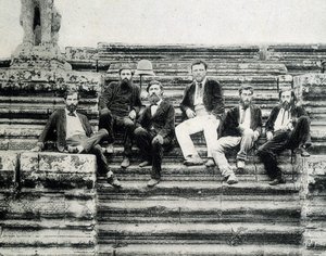 Gruppeportrett av medlemmer av Mekong Exploration Expedition 1866-1868 (Garnier, Doudart de Lagrée) på trappene til Angkor Vat. av Unknown photographer