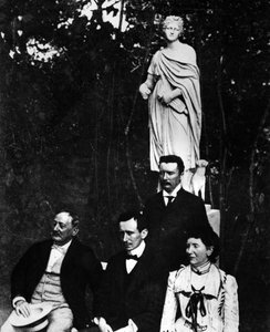 Guglielmo Marconi (1874-1937), Italian physicist and inventor with his parents and brother Alfonso in Pontecchio in 1897. av Unknown photographer