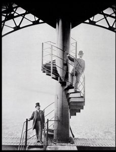 Gustave Eiffel og hans svigersønn Adolphe Salles på trappen til Eiffeltårnet, Paris