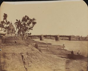 Jernbro med steinbrygger, med sivile i forgrunnen, Gumti River, Lucknow av Unknown photographer