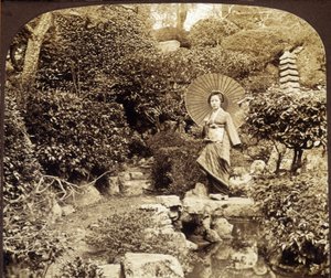 Japansk kimono paraply i en hage - fotografering, sent på 1800-tallet av Unknown photographer
