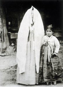 Koreansk kvinne og ung jente av Unknown photographer