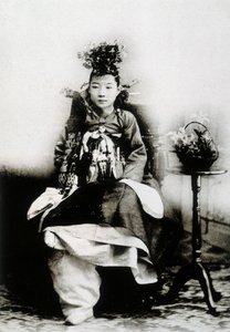 Koreansk kvinne i tradisjonell brudekjole av Unknown photographer