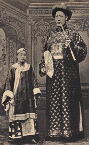 Les Monsters, giganten i Kina. Fotografi, sent på 1800-tallet, Paris. Privat samling. av Unknown photographer