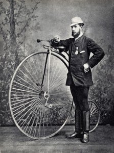 Mann poserer med den store bien (grand bi), velocipedens stamfar. Fotografi, sent på 1800-tallet, Paris. Coll. Selva. av Unknown photographer