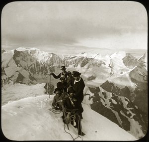 Fjellklatring på slutten av 1800- eller begynnelsen av 1900-tallet: gruppe fjellklatrere på toppen av Wetterhorn (bokstavelig talt "Tidens Horn", 3 692 m), toppen av Wetterhorner-massivet, Berner Alpene, kantonen Bern, Sveits - klatring, cordee - fotog av Unknown photographer