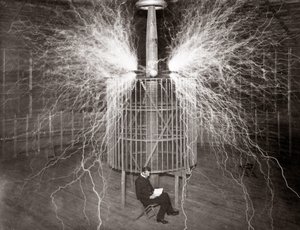 Nikola Tesla sitting in his Colorado Springs laboratory with his “Magnifying Transmitter” av Unknown photographer