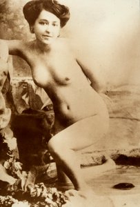 Nakenportrett av en ung kvinne som stiger opp av et badekar. av Unknown photographer