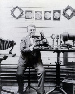 Bilde av Thomas-Alva Edison foran sin fonograf. av Unknown photographer