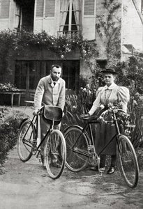 Pierre og Marie Curie i hagen deres av Unknown photographer