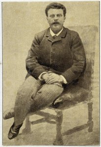 Portrett av Guy de Maupassant (1850 - 1893) i 1890. av Unknown photographer