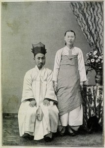 Portrett av en Coreen-tjenestemann og hans kone på slutten av 1800-tallet. av Unknown photographer