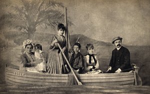 Portrett av en familie med en fotograf, iscenesatt i en båt. Fotografi, sent på 1800-tallet, Paris. Coll. Selva. av Unknown photographer