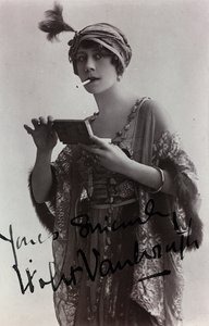 Portrett av den engelske skuespillerinnen Violet Vanbrugh, postkort av Unknown photographer