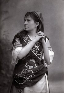 Portrett av sopranen Elisabeth Janvier i «Le Tribut de Zamora»» av Charles Gounod i 1881. av Unknown photographer