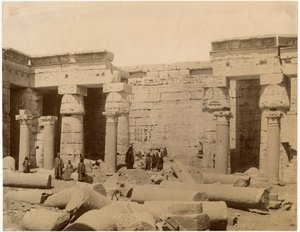 Den andre gårdsplassen til Ramses III-tempelet, nordsiden, Medinet Habu, Egypt, ca 1890 av Unknown photographer