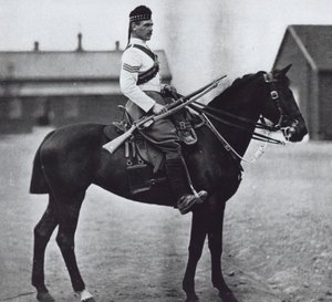 Sersjant for 92nd Gordon Highlanders, utstyrt som en montert infanterist av Unknown photographer