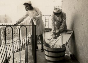 Noen kvinner er opptatt med å vaske på den kvinnelige skolen for profesjonell opplæring quot;Regina Elenaquot; di Imola, i dag ungdomsskolen quot;Innocenzo da Imolaquot; av Unknown photographer