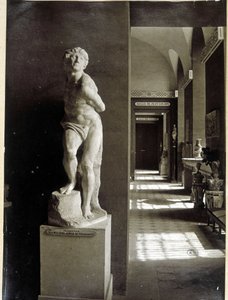 Louvre og "Fangen" av Michelangelo Buonarroti (Michelangelo eller Michelangelo