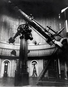 Schmidt-teleskopet av Giovanni Virginio Schiaparelli (1835-1910) astrofysiker i Brera (Milano). Han observerte rettlinjede konfigurasjoner på planeten Mars, og kalte dem Marskanalene (canali). av Unknown photographer