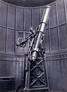 Teleskopet til Giovanni Virginio Schiaparelli (1835-1910) astrofysiker i Brera (Milano). Han observerte rettlinjede konfigurasjoner på planeten Mars, og kalte dem Marskanalene (canali). av Unknown photographer