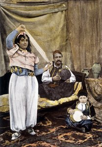 Tunisisk danser. 1800-tallsfotografering. av Unknown photographer