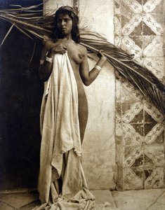 Ung berberkvinne poserer naken. Fotografering rundt 1890