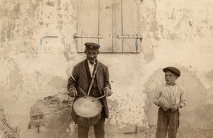 auksjonarius og barn av Unknown photographer