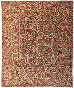 En susani brodert i ligget silke