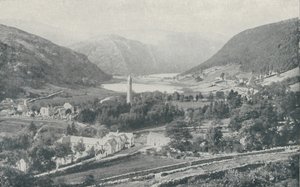 En irsk landsby Glendalough, 1910 av Valentine and Sons Ltd