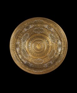 Fat av gravert høytinn bronse innlagt med sølv, i midten et våpenskjold, 1530-c.1550