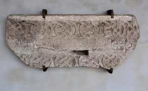 Stein med inskripsjon og dekorasjoner (bilde)