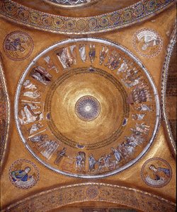 Utsikt over kuppelen med mosaikker på gylden bakgrunn (romansk og bysantinsk stil) som illustrerer Abrahams liv. I anhengene, profetene Daniel, Jeremia, Jesaja og Esekiel.1240-1250. Basilica San Marco (basilikaen San Marco) Venezia