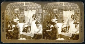 'Dressing for the Ball', ca. 1900 (sepia-bilde) (se også 473245) av Vermont, USA H.C. White Company