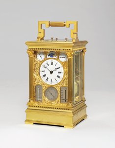 Fransk grande sonnerie i messing åtte dagers vognklokke med full kalender, månefase, barometer og termometer, ca. 1880 av Victorien Boseet