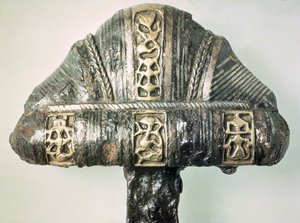 Detalj av et sverdfeste med stemplet dekorasjon (messing og jern) av Viking