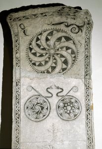 Runestein med solsymbol, 7.-8. århundre